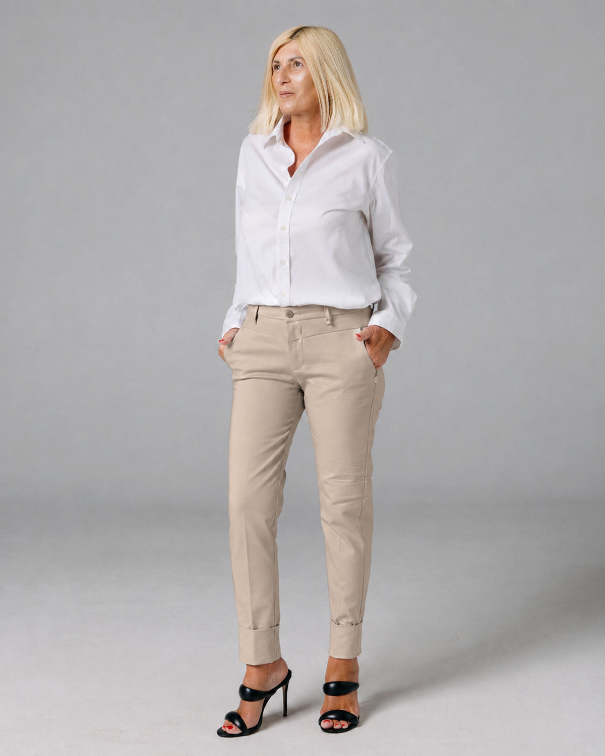 Sand Ankle Chino Trousers | The Lola Hoofdafbeelding