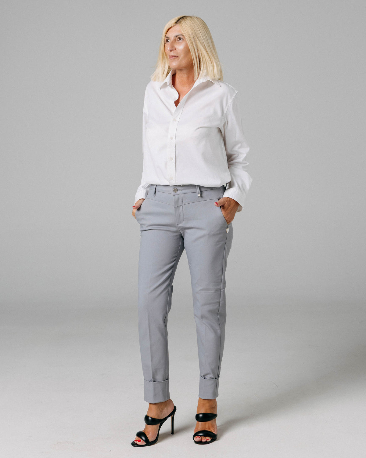Dark Grey Ankle Chino Trousers | The Lola Hoofdafbeelding