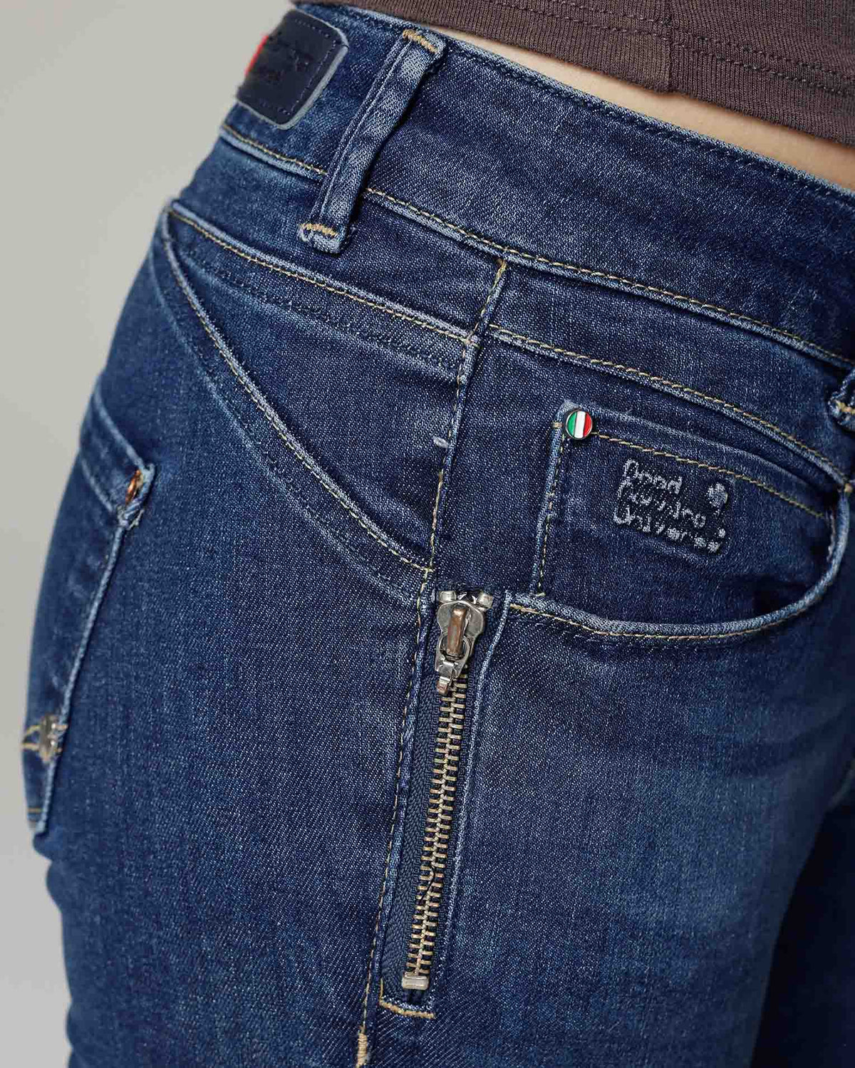 Dark Vintage Skinny Jeans, The Noemi, close-up detail