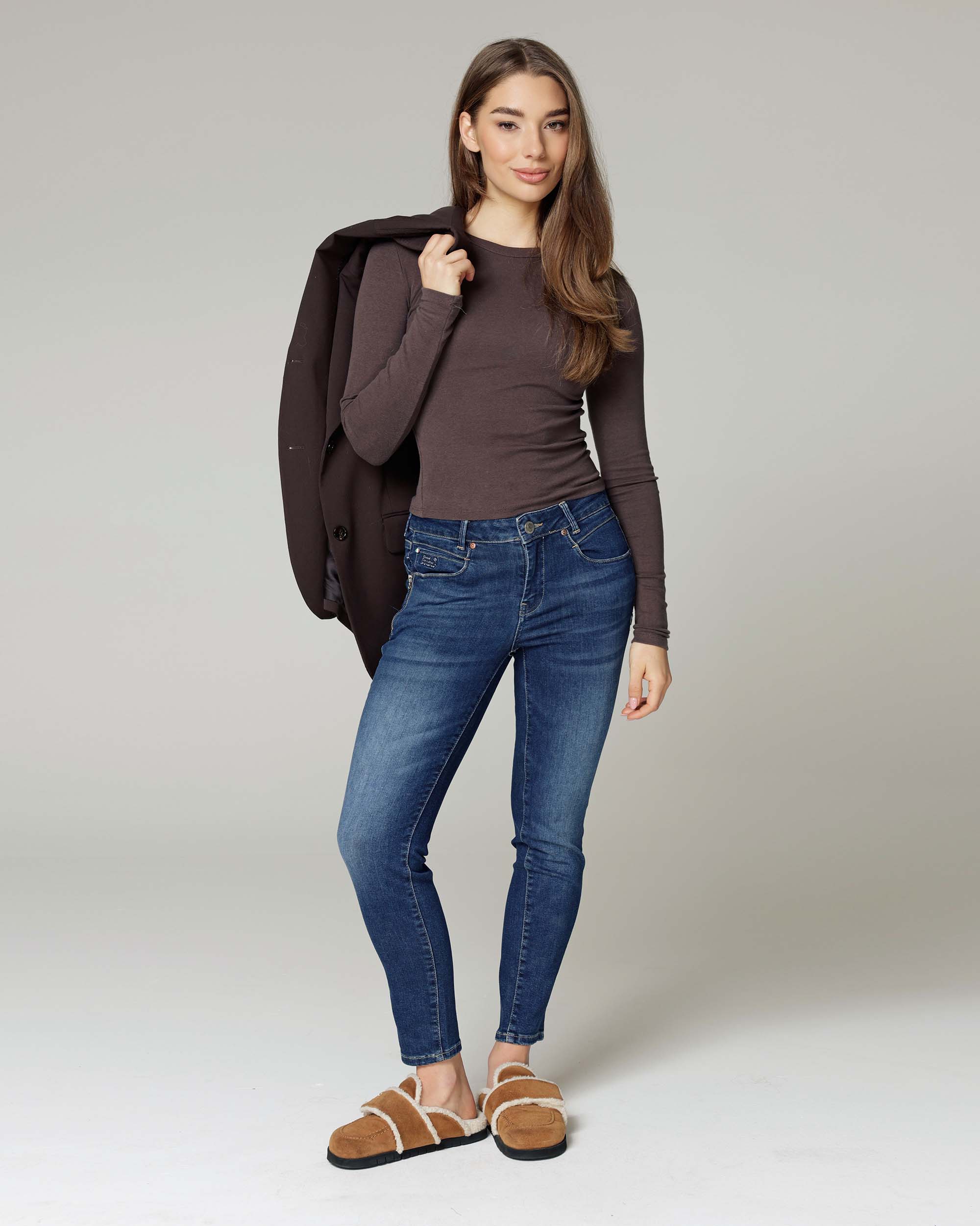 Dark Vintage Skinny Jeans | The Noemi Main image