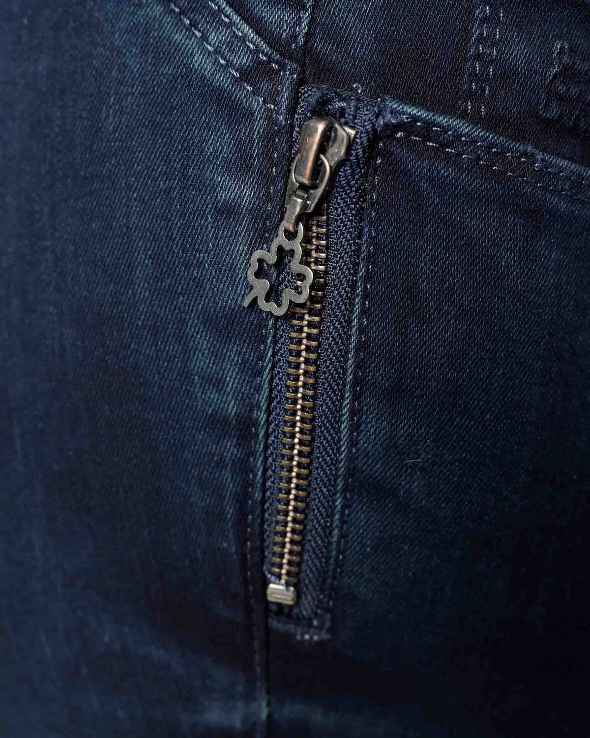 Blue-Black Overdyed Skinny Jeans, The Noemi, close-up detail