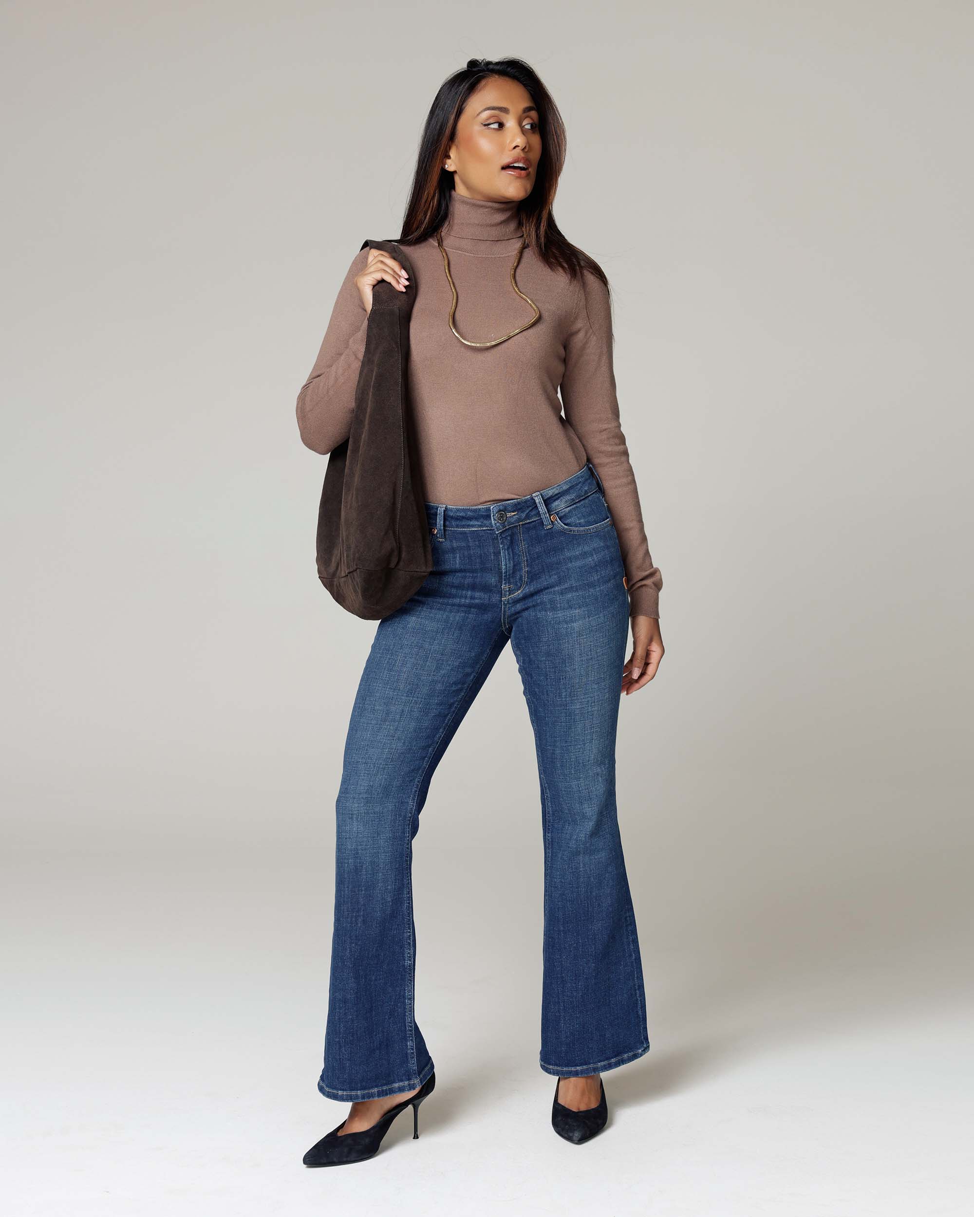 Mid Blue Flared Jeans | The Belly Hoofdafbeelding