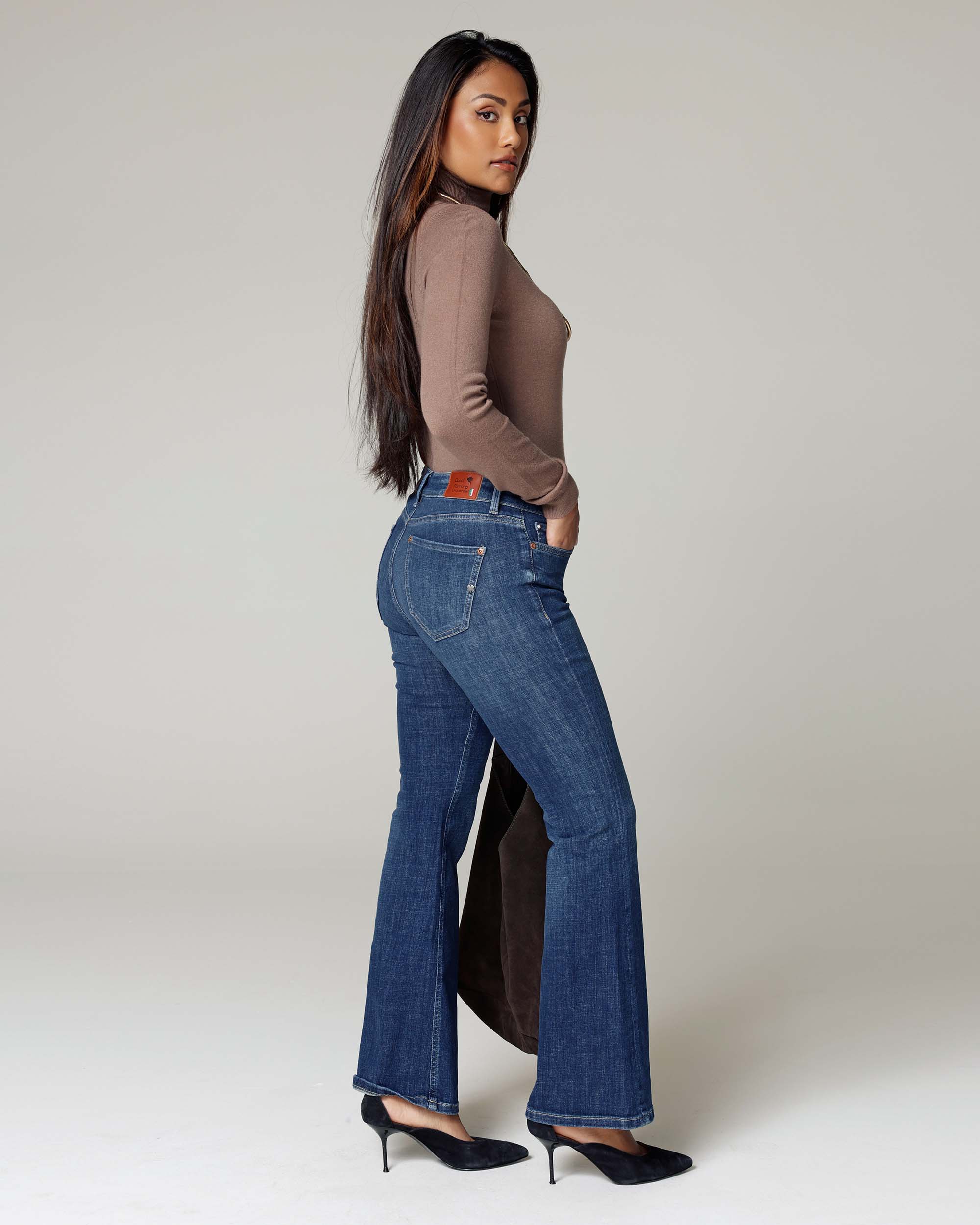 Mid Blue Flared Jeans | The Belly Secundaire afbeelding