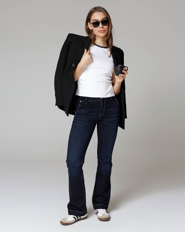 Voorbeeld: Dark Blue Bootcut Jeans, The Luna, styled full-length look