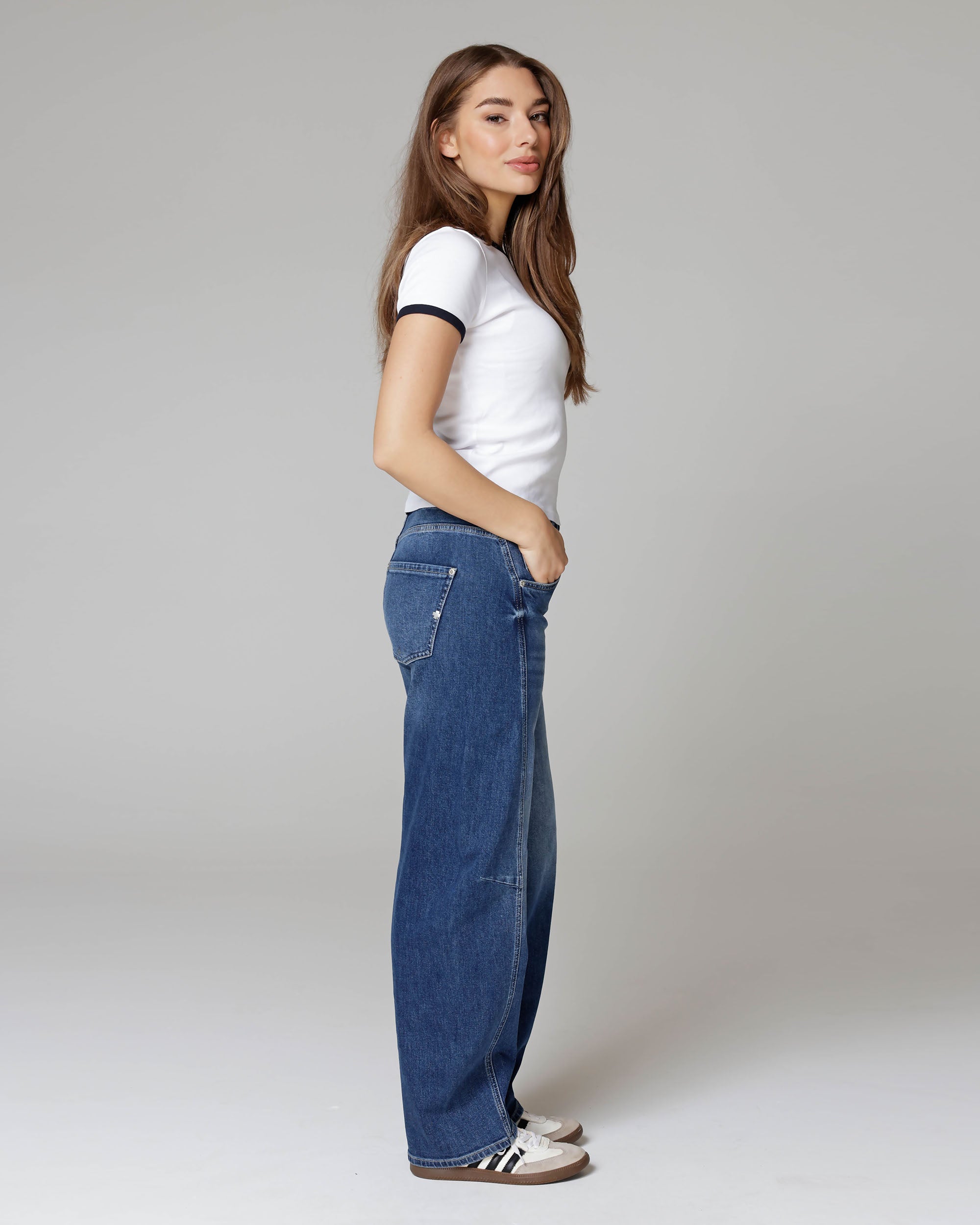 Middenblauwe Barrel-Leg Jeans | The Kristin Secundaire afbeelding
