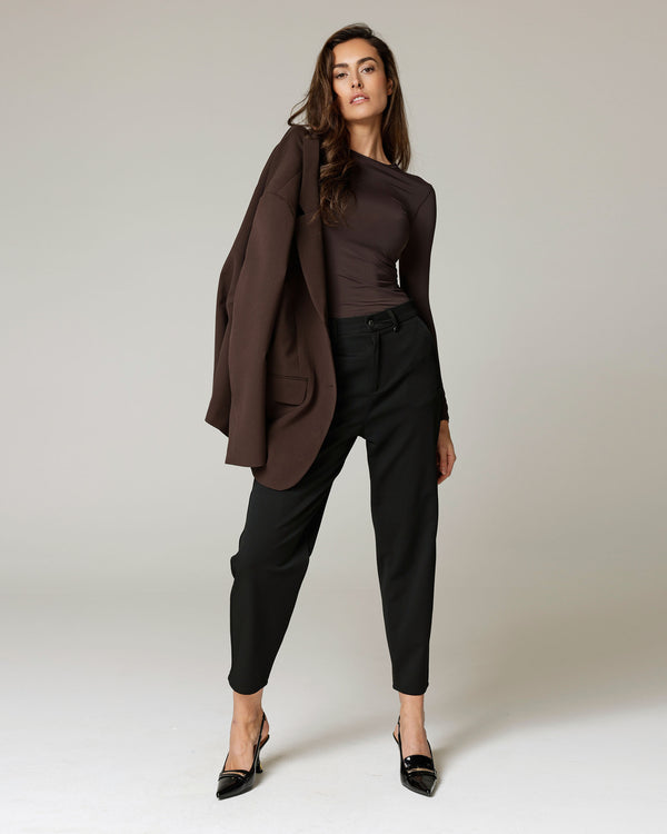Voorbeeld: Black Barrel Trousers, The Anabel, styled full-length look