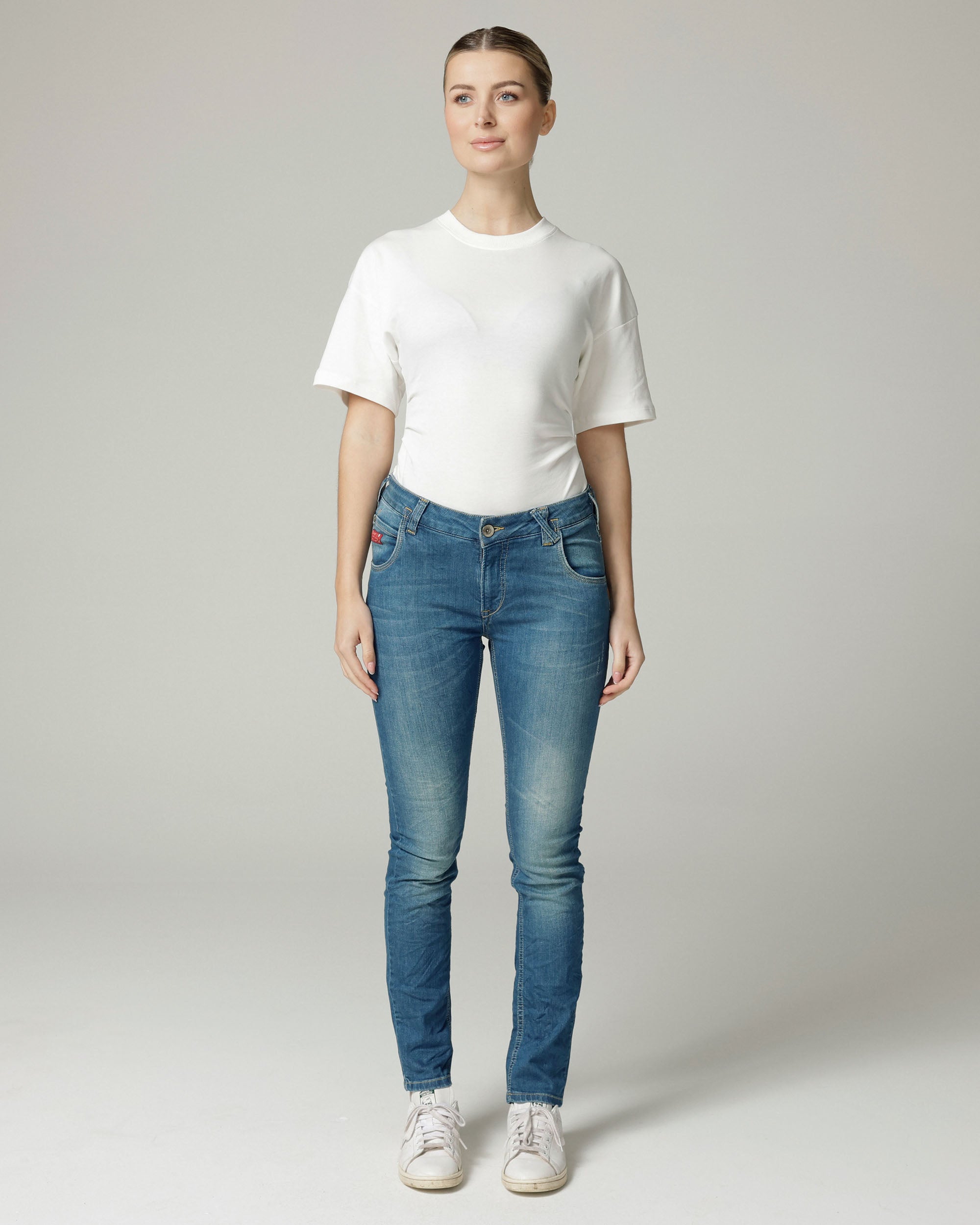 Light Mid Blue Vintage Slim Jeans | The Nelly Hoofdafbeelding
