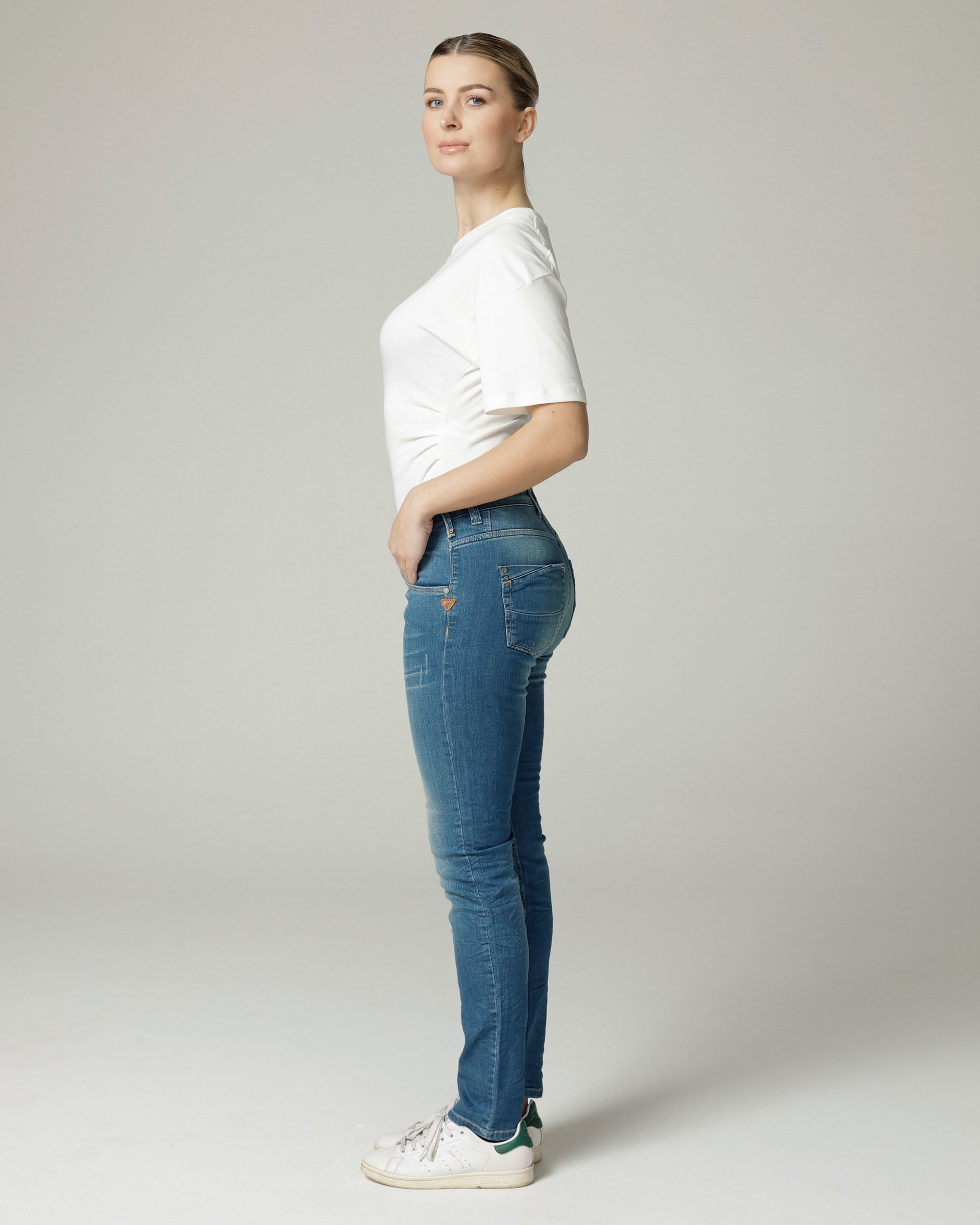 Light Mid Blue Vintage Slim Jeans | The Nelly Secundaire afbeelding