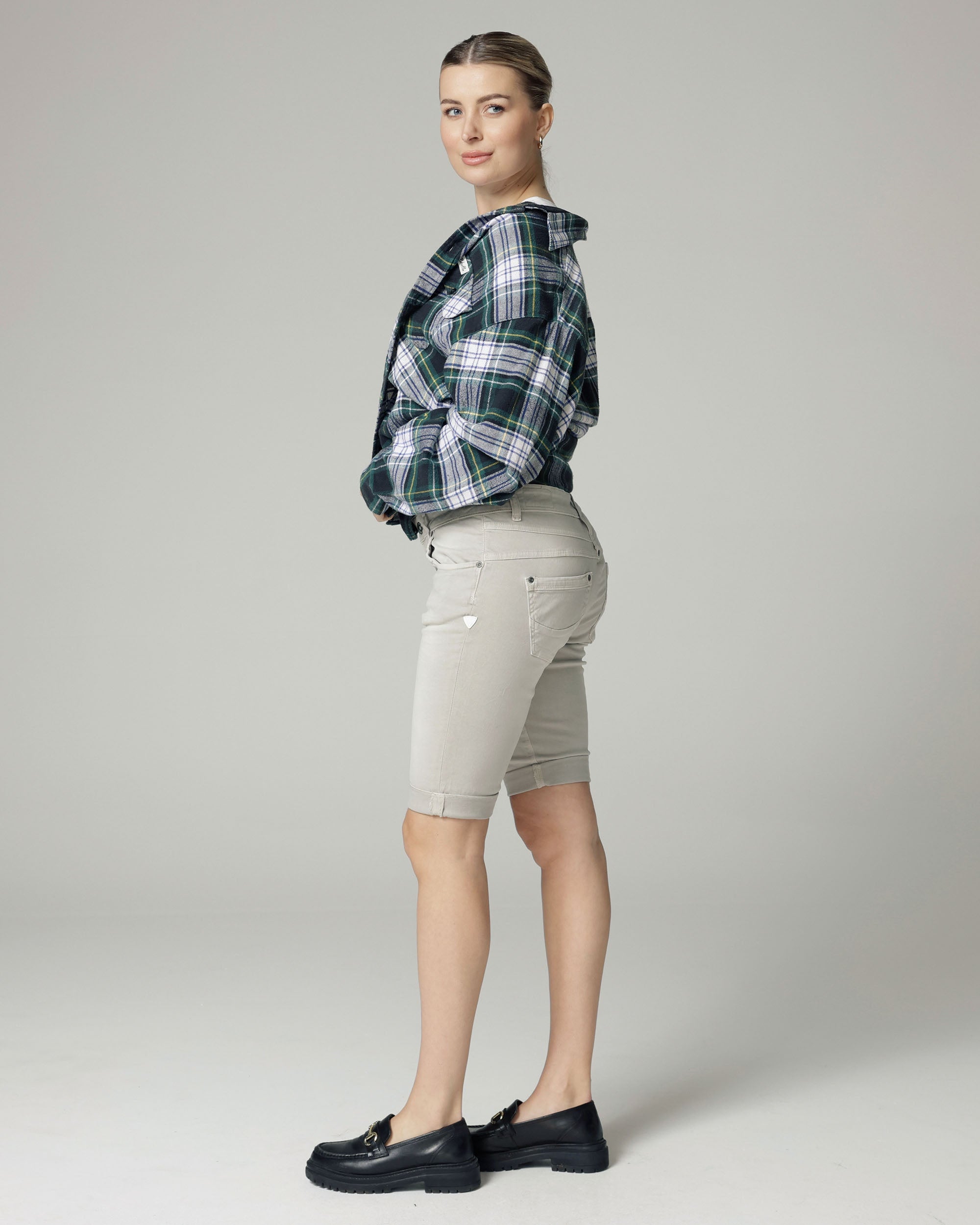 Grey Bermuda Shorts | The Lisa Secundaire afbeelding