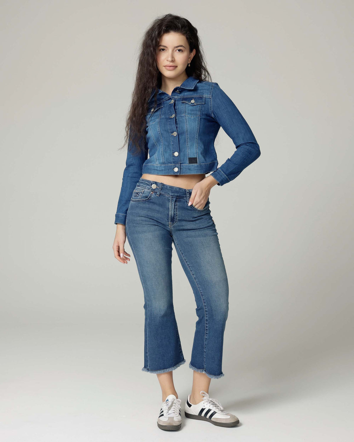 Mid Blue Cropped Denim Jacket | The Elisa Hoofdafbeelding